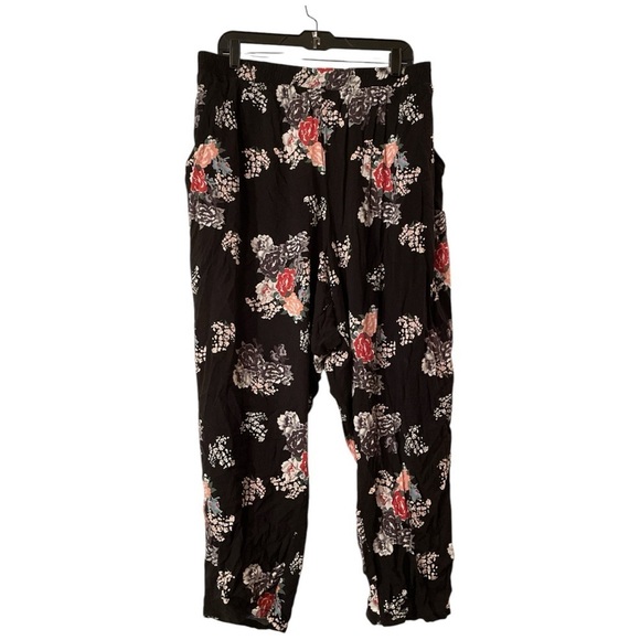 Ellos Black and Red Floral Cropped Pants - Picture 1 of 3